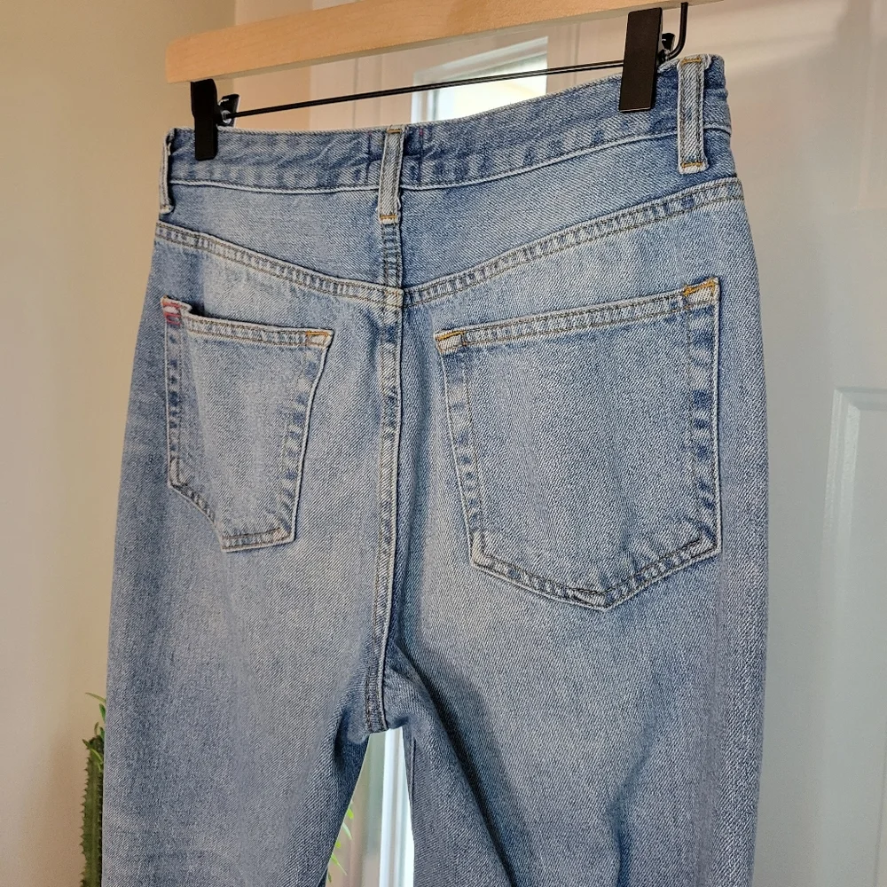 BDG‎ Urban Outfitters High-Waisted Mom Light Wash Jeans, Size Womens 28